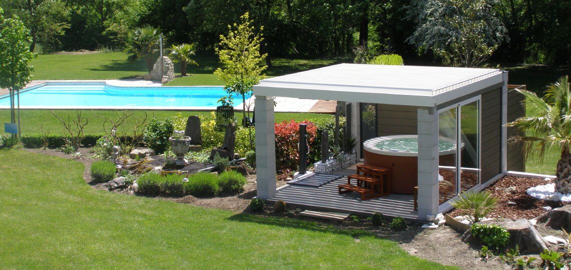 Jacuzzi sous la pergola blanche