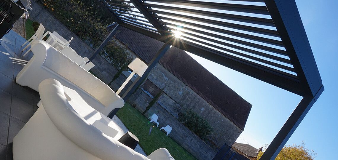 Salon moderne sous la pergola au soleil couchant