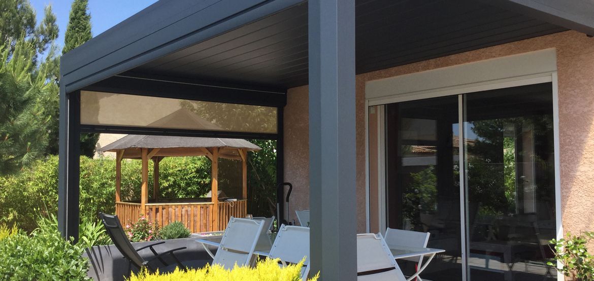 Pergola avec store vertical pour la discrétion