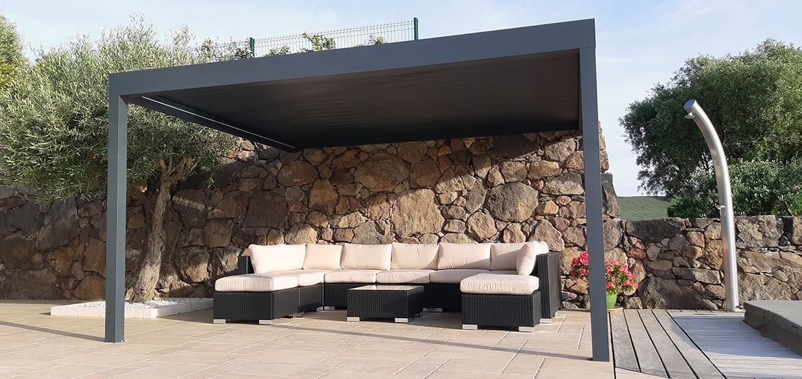 Pergola devant mur en pierres