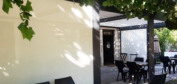 Ombrage d'un restaurant avec pergola
