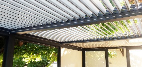 Lames de plusieurs pergolas bioclimatiques accolées