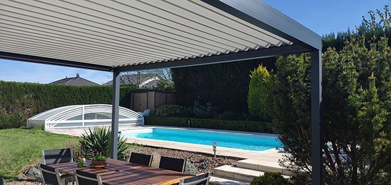 Pergola au bord de la piscine